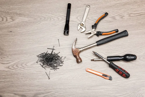 Las herramientas de reparación se colocan en la mesa de madera . Imagen De Stock
