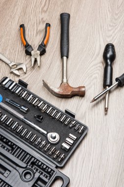 Onarım Araçları ahşap masanın üzerine yerleştirilir.