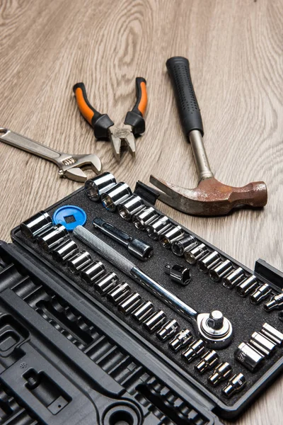 Gli strumenti di riparazione è posto sul tavolo di legno . — Foto Stock