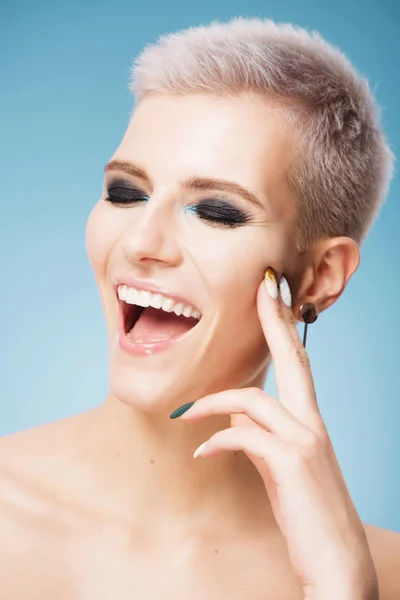 Schöne Frau mit schönem Make-up — Stockfoto