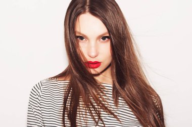 Güzel parlak kalıcı makyaj ile güzel bir kadın portresi