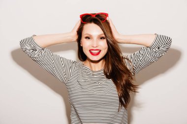 Yüksek moda look.glamor şık güzel genç mutlu gülümseyen kadın modeli ile kırmızı dudaklar ve kırmızı güneş gözlüğü