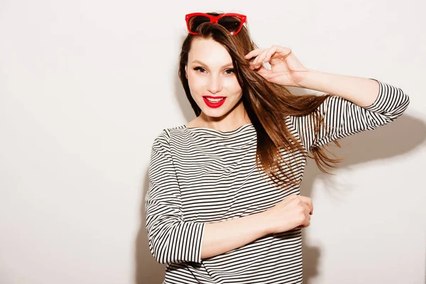 Alta moda look.glamor elegante hermosa joven feliz mujer sonriente modelo con labios rojos y gafas de sol rojas —  Fotos de Stock