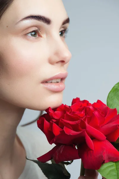 Jonge vrouw met roze bloemen — Stockfoto