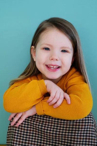 Een klein meisje met een geel shirt aan Stockafbeelding