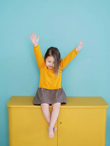 Een jong meisje met een geel shirt aan Rechtenvrije Stockfoto's