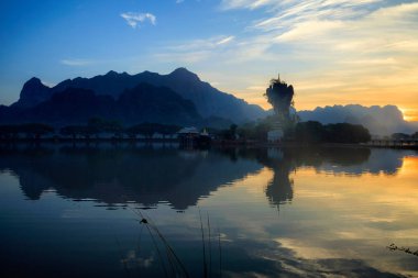 Kyauk Kalat dağı Pha-an, Myanmar 'da gün doğumunda.