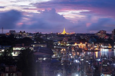 Güzel gün batımı, Shwedagon Pagoda ve Jetty