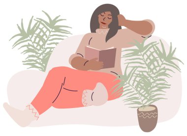 Düz İskandinav tarzı tatlı karakter, Afro-Amerikan kadın bitkilerle çevrili evde rahat bir şekilde kitap okuyor. Asgari vektör illüstrasyonu.