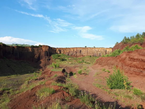 Kırmızı toprak ve yeşillik manzarası