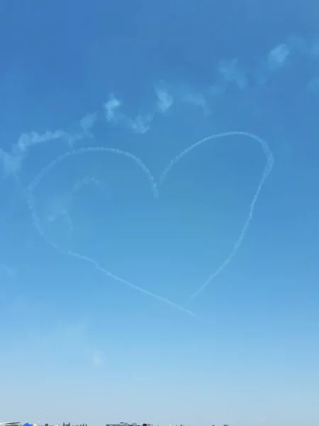 Mavi Gökyüzünde Dumanlı Bir Kalp — Stok fotoğraf