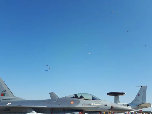 Gökyüzünde paraşütçü uçakları