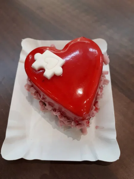 Gâteau Forme Coeur Avec Glaçure Rouge — Photo