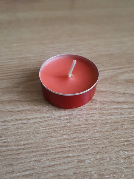 Ahşap arka planda kırmızı destekli kokulu mum