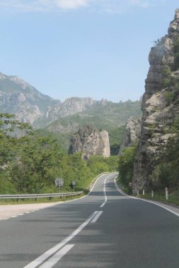 Bosniac dağlarının tepelerinin altındaki ana yol.