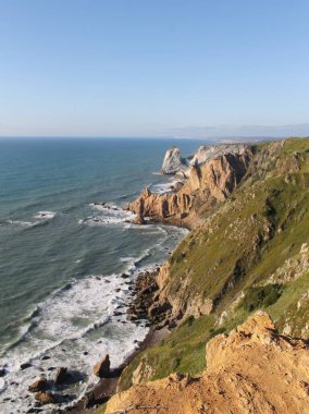 Cabo Sao Vicente yakınlarındaki okyanustaki kayalıklar, Algarve, büyük dalgalarla