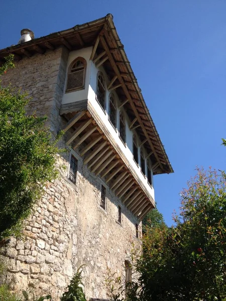 Casa Tradicional Con Ventanas Voladizo Antiguo Pueblo Otomano Poitelj Bosnia —  Fotos de Stock