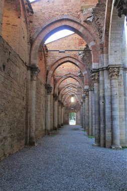 Çatısız kilisede gotik kavislere bakış açısı