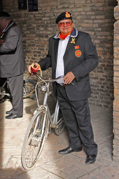 Veterano Italiano Con Bicicleta —  Fotos de Stock