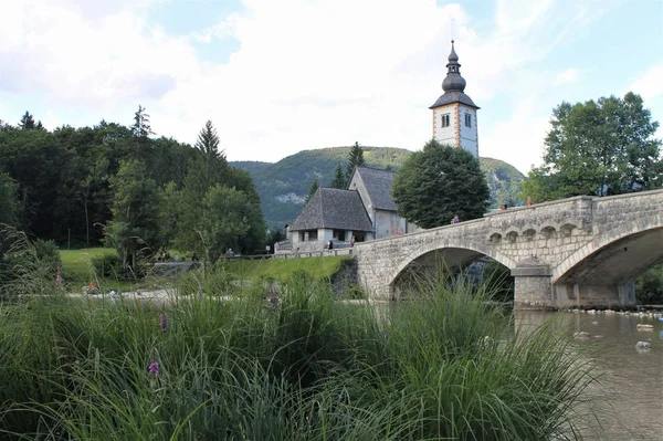 Kirche Der Nähe Einer Brücke See Slowenischen Gebirge — Stockfoto