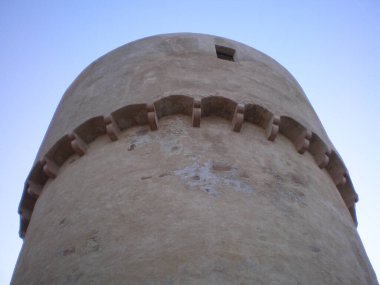 Aşağıdan görünen ortaçağ kulesi, gökte alçı duvar