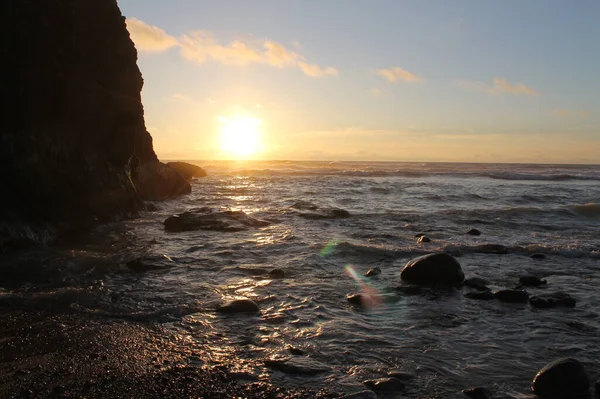 Ηλιοβασίλεμα Μια Παραλία Βράχια Στον Ωκεανό — Φωτογραφία Αρχείου