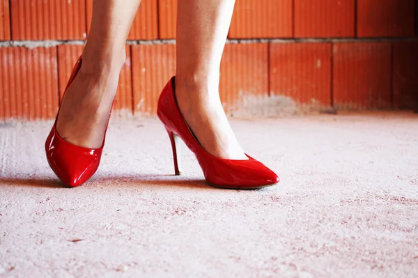 Piernas Mujer Con Zapatos Tacón Rojo Una Casa Sin Terminar — Foto de Stock