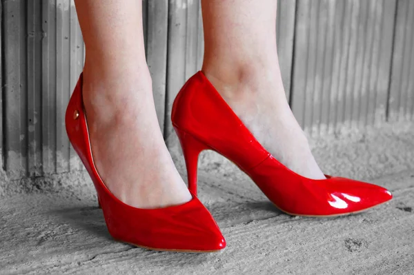 Pernas Mulher Com Sapatos Salto Vermelho Uma Casa Inacabada — Fotografia de Stock