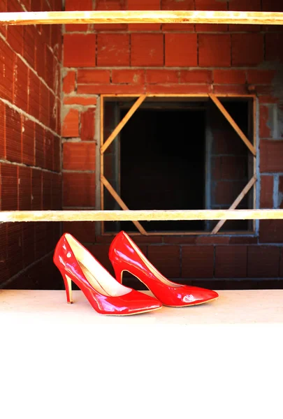 Κόκκινα Τακούνια Παπούτσια Ένα Ημιτελές Σπίτι — Φωτογραφία Αρχείου
