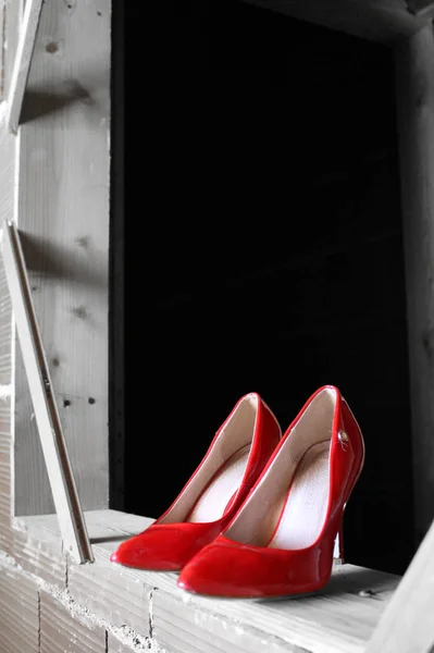 Κόκκινα Τακούνια Παπούτσια Ένα Ημιτελές Σπίτι — Φωτογραφία Αρχείου