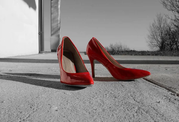 Κόκκινα Τακούνια Παπούτσια Ένα Ημιτελές Σπίτι Royalty Free Εικόνες Αρχείου