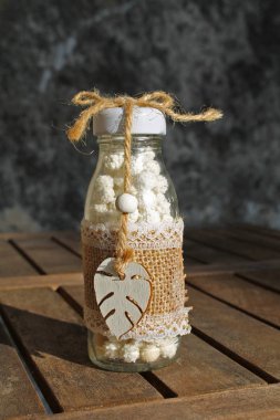 Bonniere fantezi tatlı-kutu ucu: konfeti şişesi ile ahşap yaprak süsleme iple bağlı
