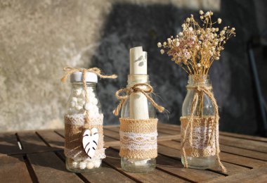 Bonniere fantezi tatlı-kutu ucu, tel ülke dekorasyon tarzı: konfeti şişesi iple bağlanmış ahşap yaprak dekorasyonu, şişe içinde mesaj ve bebek nefesi çiçek ile diğer