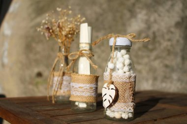 Bonniere fantezi tatlı-kutu ucu, tel ülke dekorasyon tarzı: konfeti şişesi iple bağlanmış ahşap yaprak dekorasyonu, şişe içinde mesaj ve bebek nefesi çiçek ile diğer