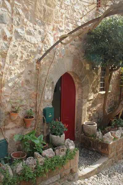Открытая Красная Дверь Старинного Испанского Дома — стоковое фото