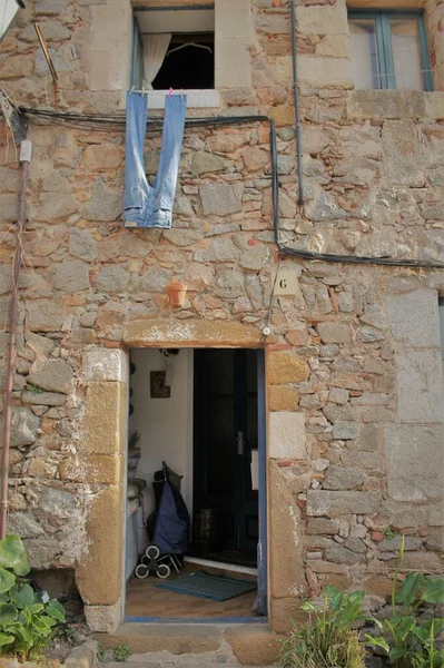 Přední Pohled Španělský Dům Otevřenými Dveřmi Kalhotami Zavěšenými Okně Kamenná — Stock fotografie