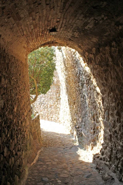 Кирпичная Каменная Арка Испанской Деревне Солнечный Свет Конце Пещеры Туннеля — стоковое фото
