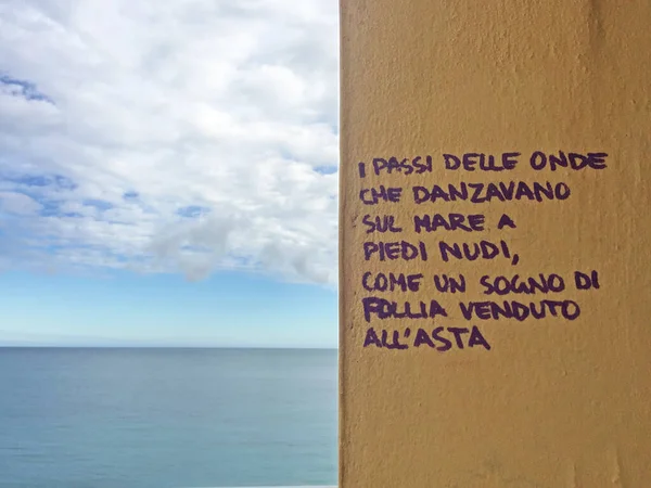 Απόσπασμα Ιταλικού Τραγουδιού Γραμμένο Τοίχο Θέα Θάλασσα Rino Gaetano Royalty Free Φωτογραφίες Αρχείου