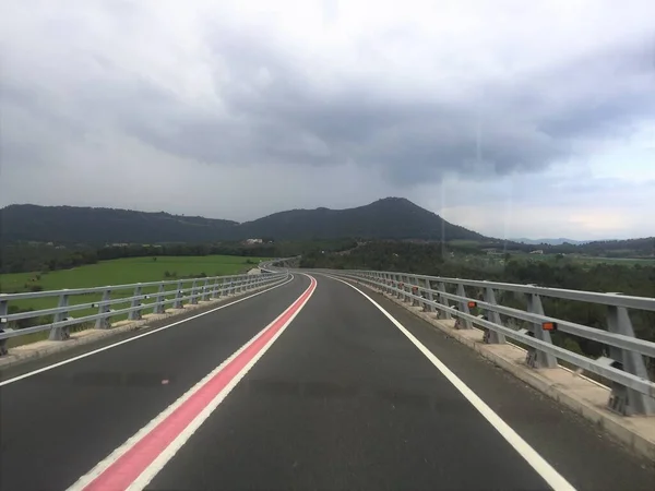 Strada Vuota Sotto Cielo Nuvoloso Autostrada Libera Senza Auto Paesaggio — Foto Stock