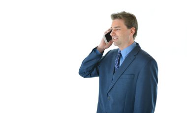 Konuşmak ve akıllı telefon gülümseyen iş adamı