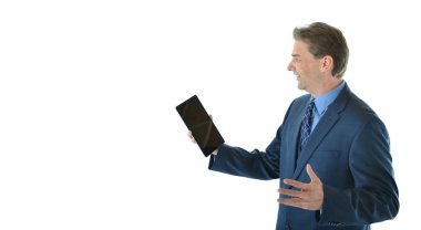 İş adamı bir tablet kullanarak sunu yapma