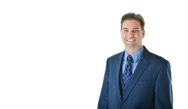 Ayakta ve gülümseyen iş adamı