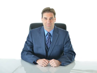 Dört gözle executive sandalyede oturan iş adamı