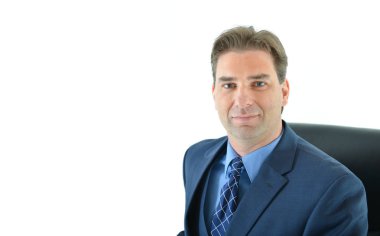 İş adamı bir sandalyede oturuyor