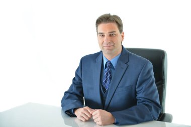 Bir masada oturan iş adamı 