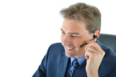 Telefon veya müşteri hizmetleri temsilcisi olarak iş adamı