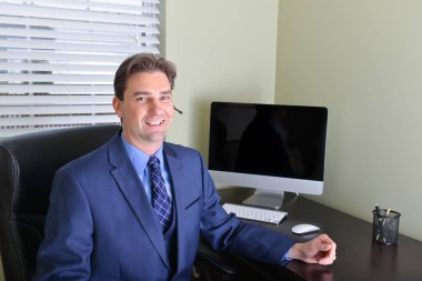 İş adamı ofis veya ev ya da müşteri hizmetleri temsilcisi from çalışma