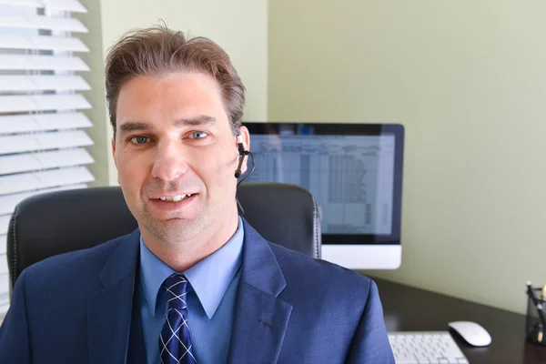 İş adam ofis veya ev ya da müşteri hizmetleri temsilcisi from çalışma