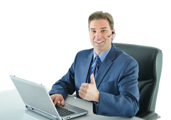 Biznes człowiek pracuje na laptopie lub klienta serwisem podając kciuki w — Zdjęcie stockowe