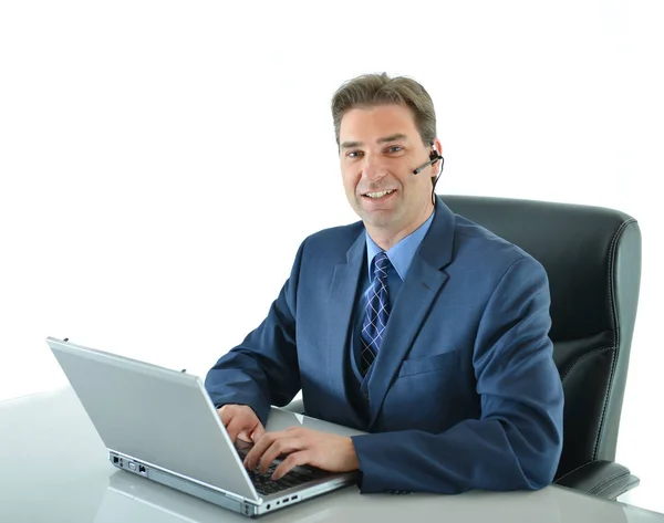 Homem de negócios trabalhando em laptop ou representante de atendimento ao cliente Imagens Royalty-Free